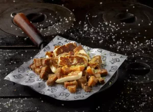 Torresmo Mineiro com Queijo Coalho e Melado de Cana [Nakayana]
