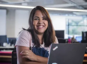 Mickaela, ex-aluna do IOS empregada pela Campanha da Aprendizagem | Foto: Anna Carolina