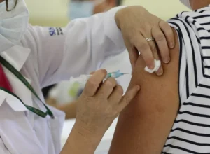 Com aumento de casos de Covid-19, Saúde alerta para importância da vacinação Foto: Geraldo Bubniak/AEN