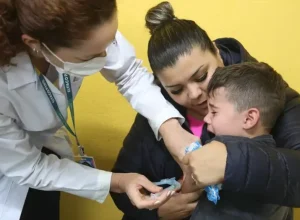 vacina criança chorando