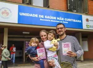 vacina pais com filhas e cadernetas de vacinação