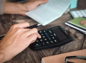 Endividamento recorde pressiona consumo e dificulta vida de bares e restaurantes