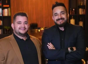 Da esquerda para direita - Irmãos Leandro e Leonardo Castelo, da 300 Franchising Divulgação