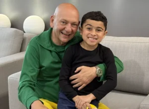 Luciano Hang recebe visita de menino com Distrofia Muscular de Duchenne