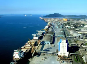 Porto Silio - Os principais produtos vendidos ao país norte-americano envolvem produtos florestais (madeira, celulose, papel), café, couros, pescados e diversos itens alimentícios, todos vulneráveis ao tarifaço.
foto administração portos paraná