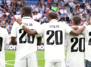 Jogadores do Real Madrid entram em campo com a camisa de Vini foto Getty Images