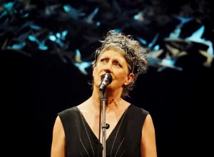 A cantora Ná Ozzetti é a convidada do show ‘Quando a Palavra abraça o Som’, que comemora 30 anos do Grupo Fato.