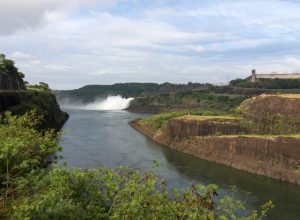Abertura do vertedouro leva mais de duas mil pessoas a Itaipu na manhã de sábado (14)