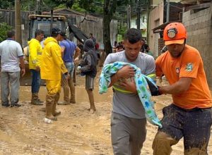 são sebastião homem com criança no colo