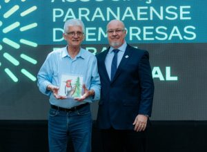 Secretário Norberto Ortigara é reconhecido com o Prêmio APRE Florestas Destaque 2025 Secretário estadual da Fazenda foi premiado por sua contribuição ao desenvolvimento da silvicultura Em seu jantar comemorativo de fim de ano, a Associação Paranaense de Empresas de Base Florestal (APRE Florestas) faz um reconhecimento especial a personalidades que contribuem para o setor florestal. Neste ano, o Prêmio Destaque 2025, entregue no último dia 28 de novembro, homenageou o secretário estadual da Fazenda, Norberto Ortigara, que também já ocupou o cargo de secretário estadual da Agricultura e Abastecimento de 2011 a 2023. Há mais de 40 anos, Ortigara se dedica ao desenvolvimento do agronegócio paranaense. Ao longo de sua carreira, consolidou o Paraná como referência nacional em produção agropecuária, sustentabilidade e inovação no campo. O presidente da APRE Florestas, Fabio Brun, afirma que a entidade mantém um diálogo aberto com diversos órgãos do poder público para que a atividade de silvicultura possa se desenvolver e gerar emprego e renda. “Nós reconhecemos em Ortigara um secretário de Estado que faz muito pelo Paraná e conhece os desafios do setor florestal e sua importância para o fortalecimento econômico e social do estado”, disse. Ao receber o prêmio, Ortigara agradeceu pela premiação e disse que sempre está trabalhando para o desenvolvimento da economia do Paraná. “Meu olhar está sempre voltado para o principal negócio do nosso estado, que é produzir alimentos e fibras, e vocês fazem parte dessa cadeia importantíssima, reconhecida nacional e internacionalmente, com ótimo desempenho e vantagens em relação a outras partes do mundo”, assinalou. Prêmio APRE Florestas de Jornalismo O evento também marcou a revelação dos vencedores do 3º Prêmio APRE de Jornalismo, dedicado a premiar as melhores reportagens produzidas em 2025 sobre o setor de florestas plantadas do Paraná. Jornalistas da RPC de Foz do Iguaçu, Jornal Bem Paraná e Rádio Banda B conquistaram os primeiros lugares nas categorias vídeo, texto e rádio, respectivamente. Criado em 2023, o prêmio é pioneiro no Brasil e inspira, desde então, iniciativas nacionais de valorização do jornalismo especializado. Em 2025, o tema central foi “Florestas Plantadas e Tecnologia”, destacando reportagens que exploraram inovação, sustentabilidade, manejo florestal, pesquisa científica, construção com madeira engenheirada e uso de ferramentas digitais no campo. O presidente da APRE Florestas, Fabio Brun, ressaltou que a imprensa exerce papel fundamental ao levar ao público informações relevantes sobre o setor florestal. “Agradeço aos jornalistas que dedicaram seu talento em prol do nosso setor. Através do Prêmio APRE de Jornalismo, consolidamos nosso reconhecimento a alguns dos melhores jornalistas que ajudam a escrever a nova história do Brasil”, apontou. Ao todo, foram mais de 40 trabalhos inscritos e 37 selecionados para avaliação, avaliados por um júri formado por especialistas do setor florestal, pesquisadores e profissionais de imprensa: Vitor Afonso Hoeflich, Fernando Geraldi, Ailson Loper, Marisa Valério e Antonio Senkovski. Além das premiações principais, a Embrapa Florestas concedeu sua tradicional Menção Honrosa à jornalista Miriam Gasparin, do portal miriangasparin.com.br – Economia & Negócios, pela reportagem “Drones e tecnologia revolucionam a silvicultura”, que abordou o uso crescente de drones em inventário, mapeamento, identificação de espécies, monitoramento de pragas e prevenção de incêndios, uma tecnologia já amplamente adotada pelas empresas paranaenses. Vencedores nas categorias Vídeo, Áudio e Texto Na categoria Vídeo, o 1º lugar ficou com a RPCTV de Foz do Iguaçu (PR), entregue ao jornalista Zito Terres. A reportagem vencedora, exibida na série Acesso Restrito, conduziu o público por todas as etapas da produção de papel e celulose no Paraná, com forte impacto visual e informativo. Além de Terres, a equipe vencedora é formada também por Franciele John, José Roberto Alves e Nestor Lichtenow. O 2º lugar foi concedido à Rede Massa com a série de reportagens intitulada “Pinus – O Tesouro Verde do Paraná”, que destacou o uso do CLT (Cross Laminated Timber), a força da madeira engenheirada e os avanços da genética florestal. O prêmio foi entregue ao jornalista Valdir Bezerra, de Ponta Grossa, cuja equipe é formada também por Adriana Justi, Angela Iurk Rosa, Rhuan Fellipe Cachel, Bruno Romualdo, Paulo Marques, Giulia Boiko da Costa Lopes e Ana Paula Ribeiro. O 3º lugar foi para a RIC RECORD Paraná com a reportagem que abordou a importância econômica da silvicultura e o peso do setor para o PIB do agro paranaense. Para receber o prêmio, subiram ao palco a repórter Anne Beckhauser e o repórter cinematográfico Clemar Malmann. A equipe também é formada por Grasiani Jacomini, Karina Bernardi, Rafaela Moron, Vanessa Fontanella e Jean Carlo Tschannerl. Na categoria Áudio, a grande vencedora foi a Rádio Banda B com a série de reportagem intitulada “Do machado à inteligência artificial”, que trouxe uma descrição histórica e tecnológica pelo setor florestal e toda sua evolução até os dias de hoje. As jornalistas Francielly Azevedo e Eliane Muiniki receberam o prêmio pela equipe, que também conta com o jornalista Antonio Nascimento. O 2º lugar foi para a RadioWeb, de Brasília. A jornalista Janaína Oliveira explorou a construção sustentável com madeira engenheirada, destacando o protagonismo do Paraná no tema. Já o 3º lugar ficou com a Rádio CBN Curitiba, em reportagem realizada pela jornalista Grasiani Jacomini, que analisou a reação do Paraná à crise das tarifas norte-americanas em 2025, mostrando como pesquisa e inovação estão moldando o futuro do setor. Na categoria Texto, o 1º lugar foi para o veículo Bem Paraná, em matéria assinada pelas jornalistas Lívia Berbel e Luísa Mainardes. A reportagem vencedora destacou como as casas de madeira e o CLT (Cross Laminated Timber) estão transformando o futuro das moradias sustentáveis no Paraná. O 2º lugar foi para a Revista Globo Rural, com reportagem da jornalista Carolina Mainardes. A matéria apresentou uma narrativa que percorre desde o manejo de florestas de pinus até a construção final com CLT, conectando campo, indústria e inovação. O 3º lugar ficou para o Jornal de Beltrão, com matéria do jornalista Niomar Pereira, que analisou o impacto de tecnologias como drones, inteligência artificial, sensores e realidade aumentada no manejo florestal e nos novos modelos de negócio. Sobre a APRE Florestas A Associação Paranaense de Empresas de Base Florestal (APRE Florestas) representa aproximadamente metade da área total de plantios comerciais no estado. As principais organizações de ensino e pesquisa formam o conselho científico da APRE, conferindo à entidade representatividade e embasamento técnico para o desenvolvimento das ações em prol do setor florestal. Desde 1968, sua atuação política apartidária faz da APRE a porta-voz do setor no diálogo com as esferas públicas, organizações setoriais, formadores de opinião e sociedade no desafio de promover e fortalecer ações produtivas do setor florestal paranaense. Mais informações em https://apreflorestas.com.br/ Secretário Norberto Ortigara é reconhecido com o Prêmio APRE Florestas Destaque 2025 Secretário estadual da Fazenda foi premiado por sua contribuição ao desenvolvimento da silvicultura Em seu jantar comemorativo de fim de ano, a Associação Paranaense de Empresas de Base Florestal (APRE Florestas) faz um reconhecimento especial a personalidades que contribuem para o setor florestal. Neste ano, o Prêmio Destaque 2025, entregue no último dia 28 de novembro, homenageou o secretário estadual da Fazenda, Norberto Ortigara, que também já ocupou o cargo de secretário estadual da Agricultura e Abastecimento de 2011 a 2023. Há mais de 40 anos, Ortigara se dedica ao desenvolvimento do agronegócio paranaense. Ao longo de sua carreira, consolidou o Paraná como referência nacional em produção agropecuária, sustentabilidade e inovação no campo. O presidente da APRE Florestas, Fabio Brun, afirma que a entidade mantém um diálogo aberto com diversos órgãos do poder público para que a atividade de silvicultura possa se desenvolver e gerar emprego e renda. “Nós reconhecemos em Ortigara um secretário de Estado que faz muito pelo Paraná e conhece os desafios do setor florestal e sua importância para o fortalecimento econômico e social do estado”, disse. Ao receber o prêmio, Ortigara agradeceu pela premiação e disse que sempre está trabalhando para o desenvolvimento da economia do Paraná. “Meu olhar está sempre voltado para o principal negócio do nosso estado, que é produzir alimentos e fibras, e vocês fazem parte dessa cadeia importantíssima, reconhecida nacional e internacionalmente, com ótimo desempenho e vantagens em relação a outras partes do mundo”, assinalou. Prêmio APRE Florestas de Jornalismo O evento também marcou a revelação dos vencedores do 3º Prêmio APRE de Jornalismo, dedicado a premiar as melhores reportagens produzidas em 2025 sobre o setor de florestas plantadas do Paraná. Jornalistas da RPC de Foz do Iguaçu, Jornal Bem Paraná e Rádio Banda B conquistaram os primeiros lugares nas categorias vídeo, texto e rádio, respectivamente. Criado em 2023, o prêmio é pioneiro no Brasil e inspira, desde então, iniciativas nacionais de valorização do jornalismo especializado. Em 2025, o tema central foi “Florestas Plantadas e Tecnologia”, destacando reportagens que exploraram inovação, sustentabilidade, manejo florestal, pesquisa científica, construção com madeira engenheirada e uso de ferramentas digitais no campo. O presidente da APRE Florestas, Fabio Brun, ressaltou que a imprensa exerce papel fundamental ao levar ao público informações relevantes sobre o setor florestal. “Agradeço aos jornalistas que dedicaram seu talento em prol do nosso setor. Através do Prêmio APRE de Jornalismo, consolidamos nosso reconhecimento a alguns dos melhores jornalistas que ajudam a escrever a nova história do Brasil”, apontou. Ao todo, foram mais de 40 trabalhos inscritos e 37 selecionados para avaliação, avaliados por um júri formado por especialistas do setor florestal, pesquisadores e profissionais de imprensa: Vitor Afonso Hoeflich, Fernando Geraldi, Ailson Loper, Marisa Valério e Antonio Senkovski. Além das premiações principais, a Embrapa Florestas concedeu sua tradicional Menção Honrosa à jornalista Miriam Gasparin, do portal miriangasparin.com.br – Economia & Negócios, pela reportagem “Drones e tecnologia revolucionam a silvicultura”, que abordou o uso crescente de drones em inventário, mapeamento, identificação de espécies, monitoramento de pragas e prevenção de incêndios, uma tecnologia já amplamente adotada pelas empresas paranaenses. Vencedores nas categorias Vídeo, Áudio e Texto Na categoria Vídeo, o 1º lugar ficou com a RPCTV de Foz do Iguaçu (PR), entregue ao jornalista Zito Terres. A reportagem vencedora, exibida na série Acesso Restrito, conduziu o público por todas as etapas da produção de papel e celulose no Paraná, com forte impacto visual e informativo. Além de Terres, a equipe vencedora é formada também por Franciele John, José Roberto Alves e Nestor Lichtenow. O 2º lugar foi concedido à Rede Massa com a série de reportagens intitulada “Pinus – O Tesouro Verde do Paraná”, que destacou o uso do CLT (Cross Laminated Timber), a força da madeira engenheirada e os avanços da genética florestal. O prêmio foi entregue ao jornalista Valdir Bezerra, de Ponta Grossa, cuja equipe é formada também por Adriana Justi, Angela Iurk Rosa, Rhuan Fellipe Cachel, Bruno Romualdo, Paulo Marques, Giulia Boiko da Costa Lopes e Ana Paula Ribeiro. O 3º lugar foi para a RIC RECORD Paraná com a reportagem que abordou a importância econômica da silvicultura e o peso do setor para o PIB do agro paranaense. Para receber o prêmio, subiram ao palco a repórter Anne Beckhauser e o repórter cinematográfico Clemar Malmann. A equipe também é formada por Grasiani Jacomini, Karina Bernardi, Rafaela Moron, Vanessa Fontanella e Jean Carlo Tschannerl. Na categoria Áudio, a grande vencedora foi a Rádio Banda B com a série de reportagem intitulada “Do machado à inteligência artificial”, que trouxe uma descrição histórica e tecnológica pelo setor florestal e toda sua evolução até os dias de hoje. As jornalistas Francielly Azevedo e Eliane Muiniki receberam o prêmio pela equipe, que também conta com o jornalista Antonio Nascimento. O 2º lugar foi para a RadioWeb, de Brasília. A jornalista Janaína Oliveira explorou a construção sustentável com madeira engenheirada, destacando o protagonismo do Paraná no tema. Já o 3º lugar ficou com a Rádio CBN Curitiba, em reportagem realizada pela jornalista Grasiani Jacomini, que analisou a reação do Paraná à crise das tarifas norte-americanas em 2025, mostrando como pesquisa e inovação estão moldando o futuro do setor. Na categoria Texto, o 1º lugar foi para o veículo Bem Paraná, em matéria assinada pelas jornalistas Lívia Berbel e Luísa Mainardes. A reportagem vencedora destacou como as casas de madeira e o CLT (Cross Laminated Timber) estão transformando o futuro das moradias sustentáveis no Paraná. O 2º lugar foi para a Revista Globo Rural, com reportagem da jornalista Carolina Mainardes. A matéria apresentou uma narrativa que percorre desde o manejo de florestas de pinus até a construção final com CLT, conectando campo, indústria e inovação. O 3º lugar ficou para o Jornal de Beltrão, com matéria do jornalista Niomar Pereira, que analisou o impacto de tecnologias como drones, inteligência artificial, sensores e realidade aumentada no manejo florestal e nos novos modelos de negócio. Sobre a APRE Florestas A Associação Paranaense de Empresas de Base Florestal (APRE Florestas) representa aproximadamente metade da área total de plantios comerciais no estado. As principais organizações de ensino e pesquisa formam o conselho científico da APRE, conferindo à entidade representatividade e embasamento técnico para o desenvolvimento das ações em prol do setor florestal. Desde 1968, sua atuação política apartidária faz da APRE a porta-voz do setor no diálogo com as esferas públicas, organizações setoriais, formadores de opinião e sociedade no desafio de promover e fortalecer ações produtivas do setor florestal paranaense. Mais informações em https://apreflorestas.com.br/ Secretário Norberto Ortigara é reconhecido com o Prêmio APRE Florestas Destaque 2025