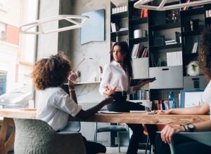 Companhias com mulheres no time executivo têm 50% mais probabilidade de alcançar melhor desempenho financeiro Créditos: Envato